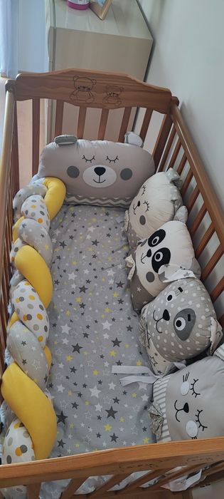 Cama de grades em madeira + colchão + contorno de berço