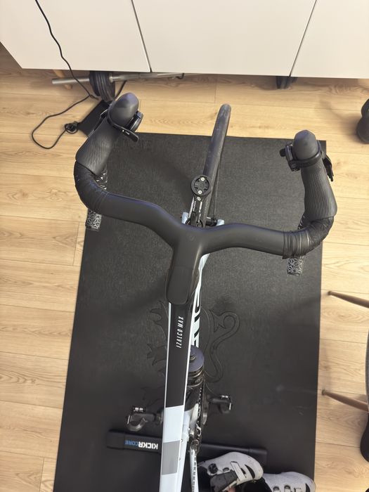 Focus Izalco max Carbon zintegrowany kokpit