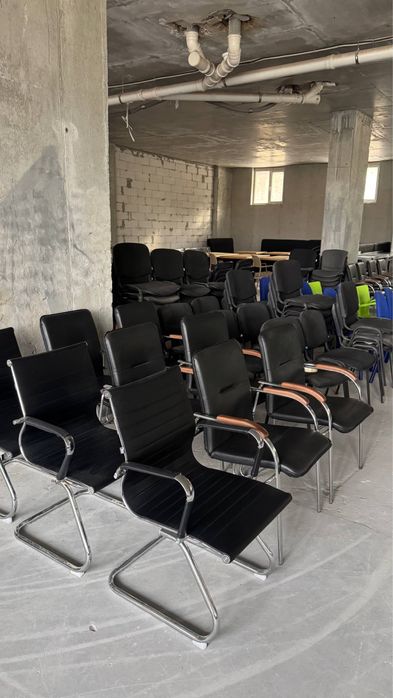 Продам кресла офисные руководителя столы LOFT тумбы комоды стільці