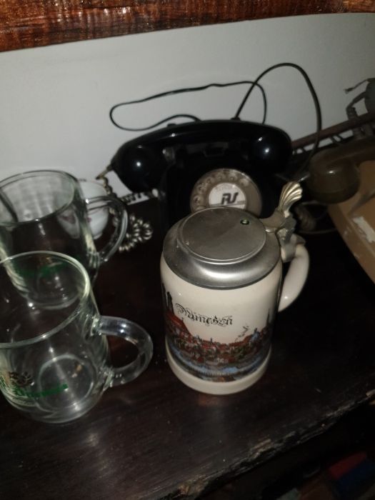 Canecas e telefones antigos