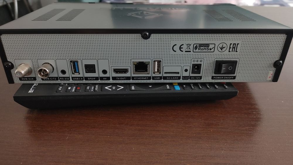 GIGABLUE UHD Trio 4K Combo  DVB-S2X DVB-T2/C Linux Enigma 2 Tuner