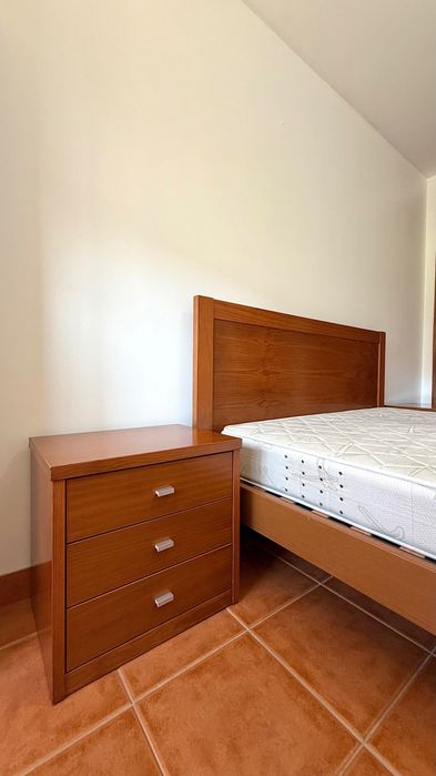 Cama de casal e duas mesas de cabeceira em cerejeira