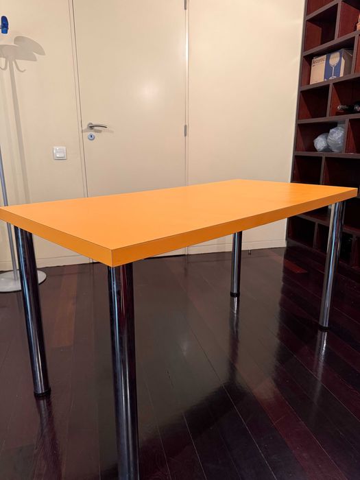 Mesa laranja com pes em metal/aluminio