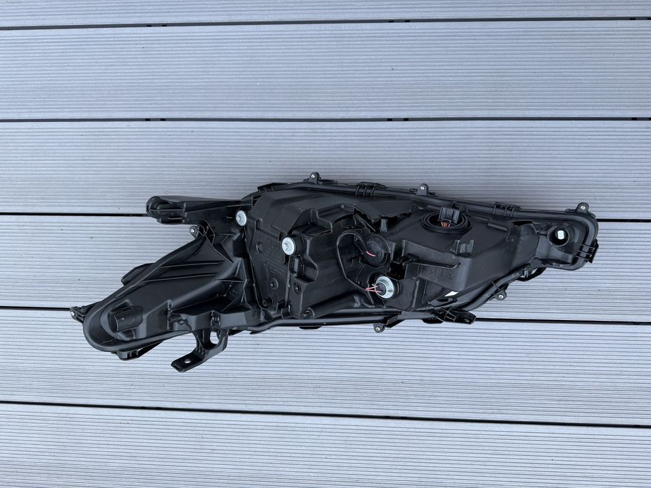 Reflektor lampa prawa przednia Toyota Camry XV70 uszkodzona obudowa