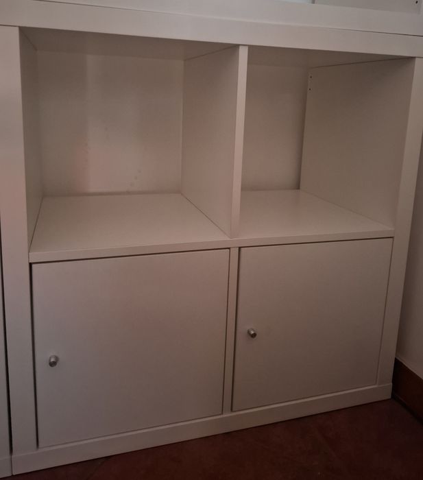 Estante branca Kallax (Ikea), personalizada com 2 portas de madeira laqueada