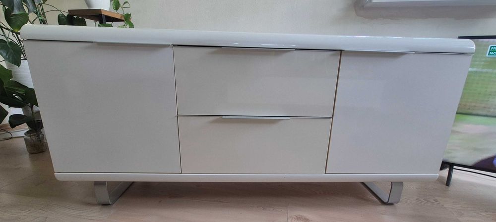 Komoda biała połysk Długość 145cm Szerokość 45cm Wysokość z nóżkami 67,5cm