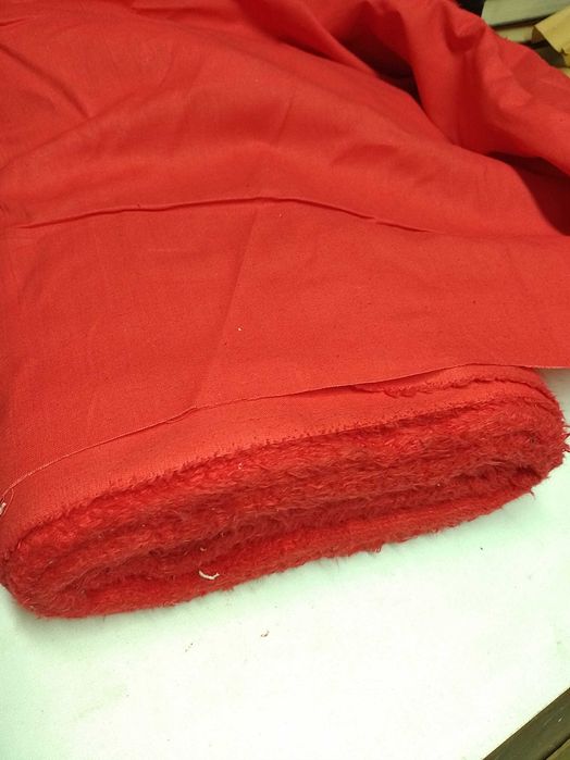 Рулон красной ткани