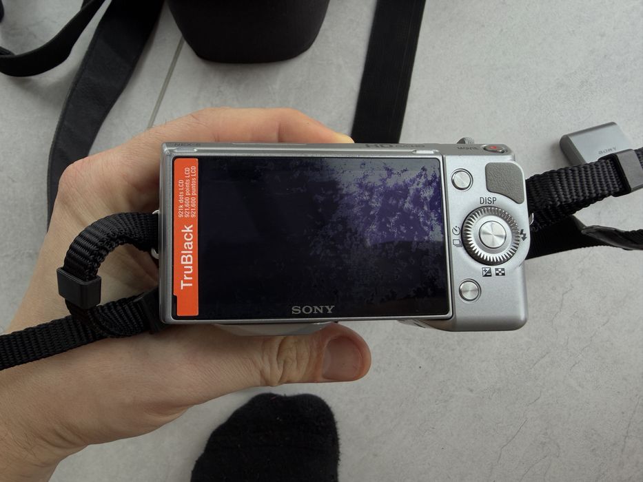 SONY NEX-5 + 18-55mm F3.5-5.6