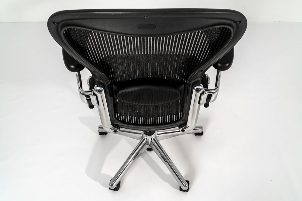 Cadeira Herman Miller- Aeron executive- estrutura polida