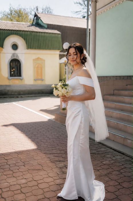 Весільня сукня біла