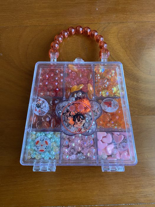 Conjunto miçangas pequenas e grandes coloridas