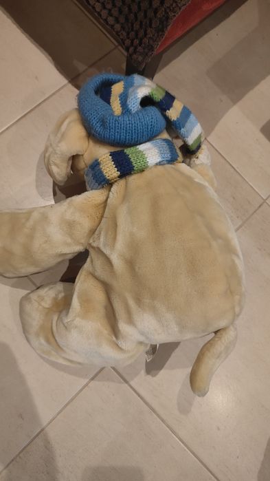 Peluche cão com cachecol e gorro