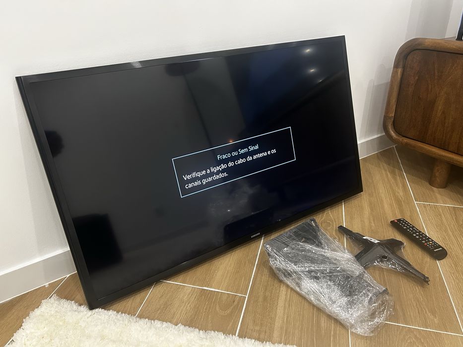 Televisão Samsung UE40J5200AW + suporte para parede