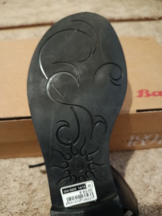 Продам жіночі шкіряні босоніжки Bata р.39
