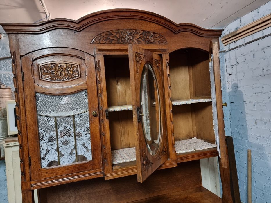 Drewniany kredens w stylu secesyjnym