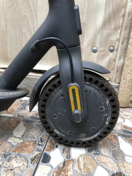Продам самокат Xiaomi Mi Electric Scooter Essential