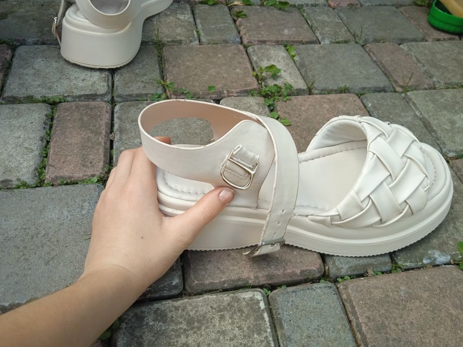 Продам білі босонішки