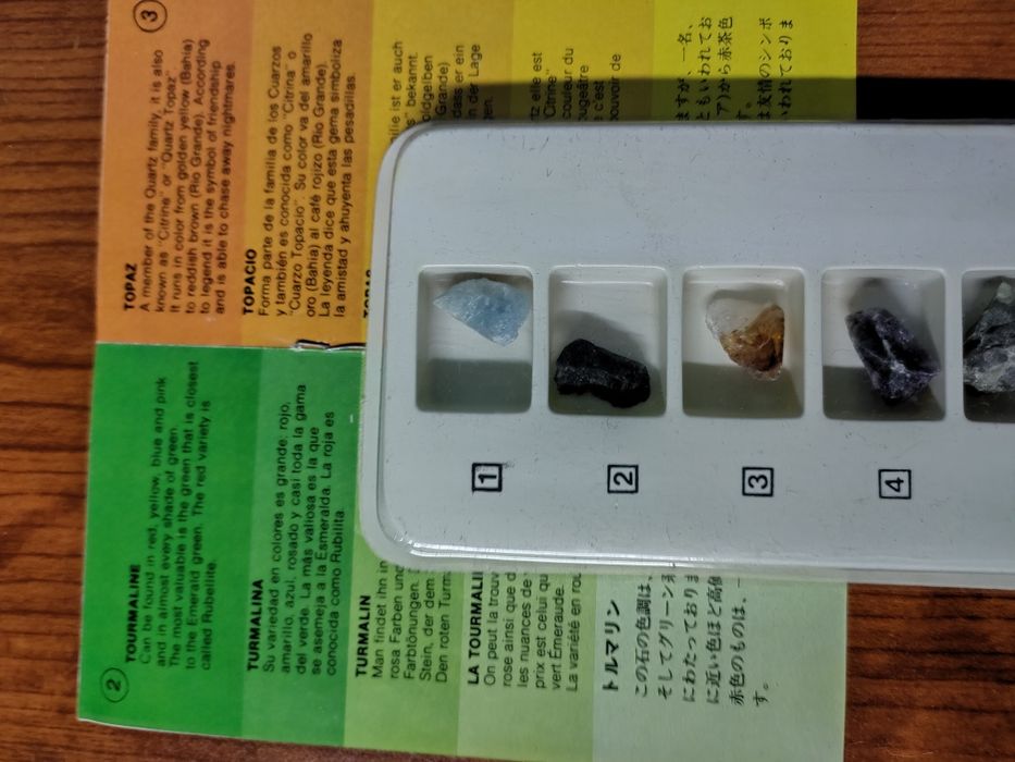 Kolekcja surowych naturalnych kamieni akwamaryn topaz ametyst turmali