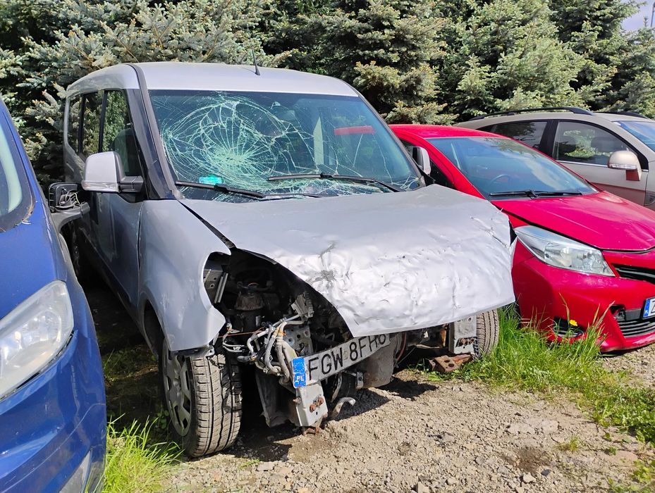 Fiat Doblo 11/2016 Salonowy, 1.6JTD, Uszkodzony przód. VAT 23% brutto.