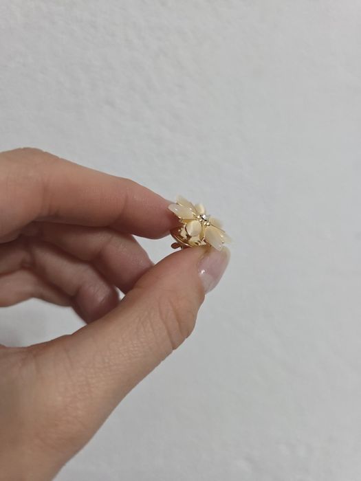 Złota broszka przypinka wpinka pin pins złoty kwiatek aesthetic