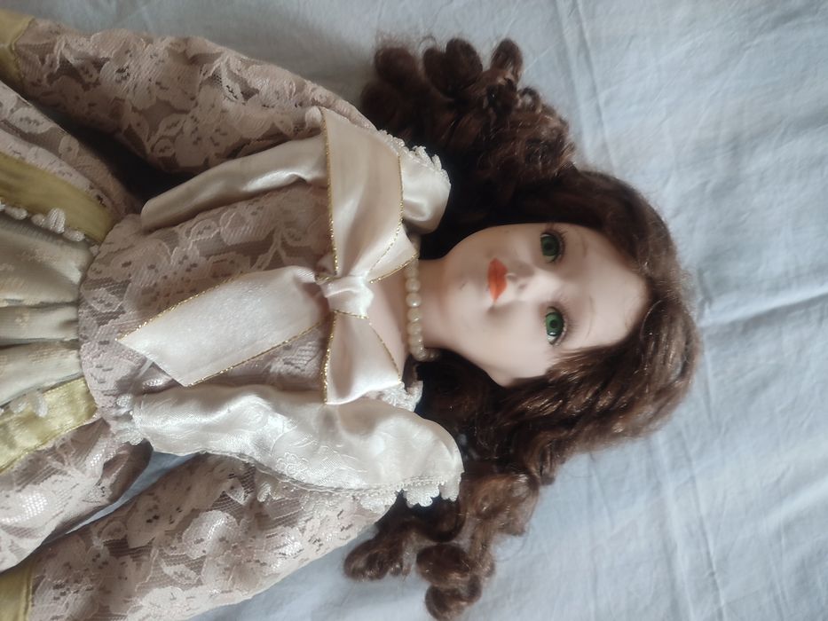 Boneca de porcelana antiga