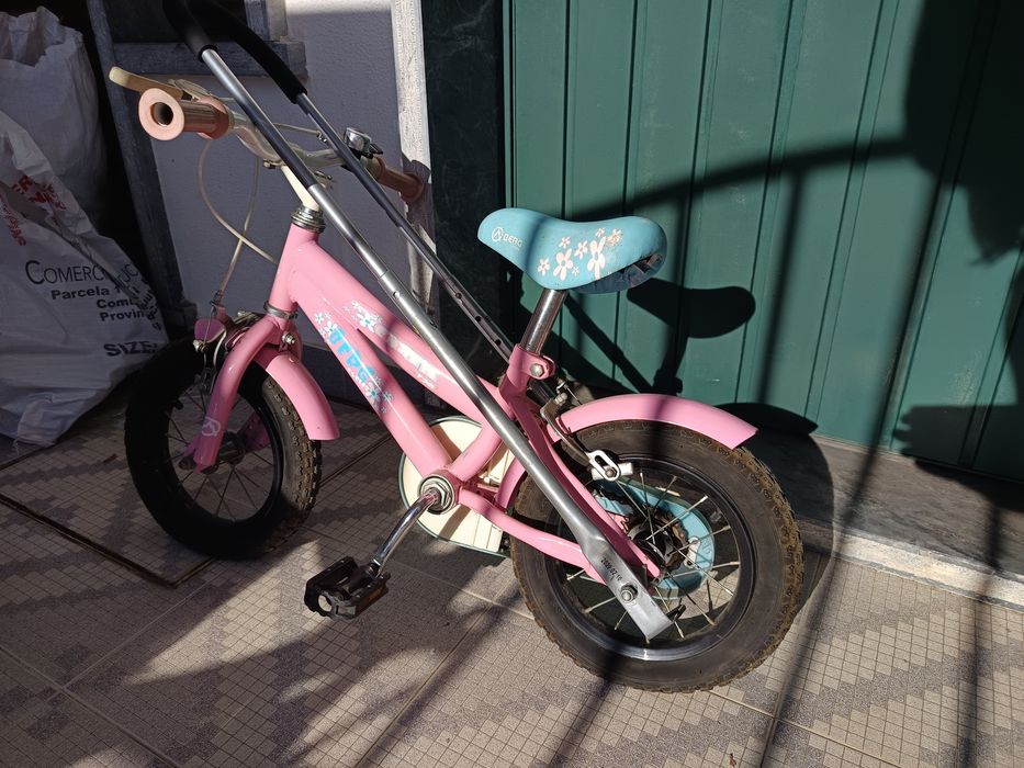 Bicicleta com rodinhas e com acessório mão