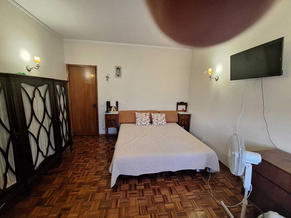 Olhão: Quarto em moradia, com TV e ampla varanda