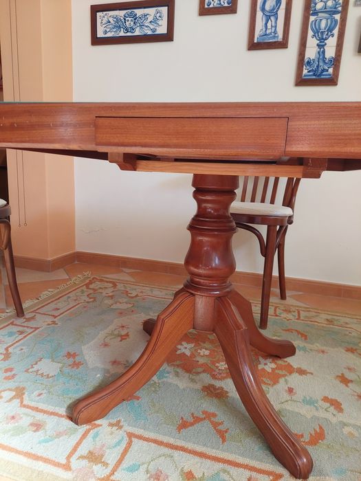 Mesa de jogo em mogno com tampo de feltro verde, com duas gavetas e 4 cadeiras.  Usada , mas em óptimo estado. Dimensões  -  tampo 80x80cm, alt.74 cm.