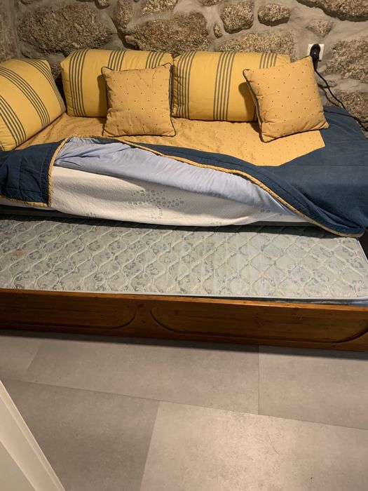 Cama de solteiro com gaveta e outra cama por baixo.