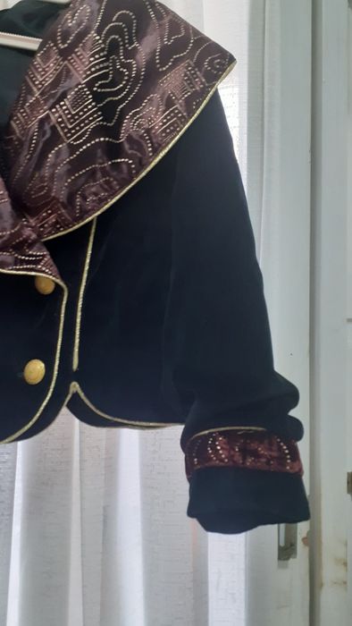 Casaco de veludo preto e dourado com botões  serve para cerimonia  cur