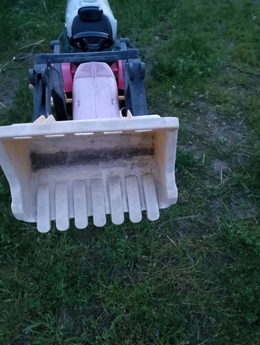 Sprzedam traktor na pedały Massey Ferguson.