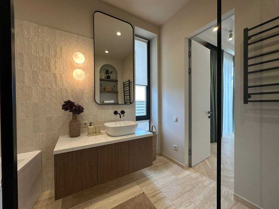 В продаже новый современный дом с бассейном в районе 12ст. Б. Фонтана.