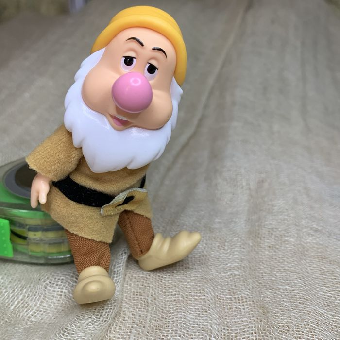 Фигурка, кукла из Белосгежки и 7 гномов Чихун от Mattel