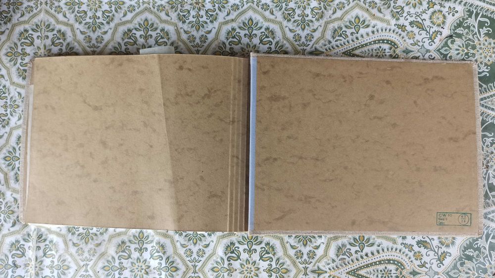 Stary ok 70-cio letni album na zdjęcia obszyty płótnem lnianym