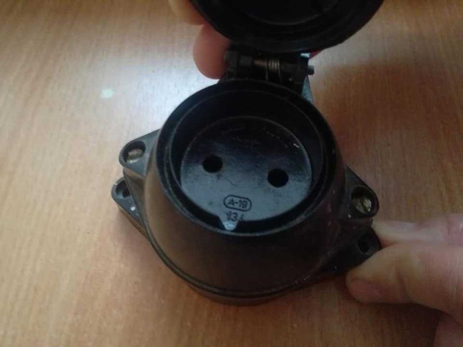 Gniazdko  bakielit PRL z klapką