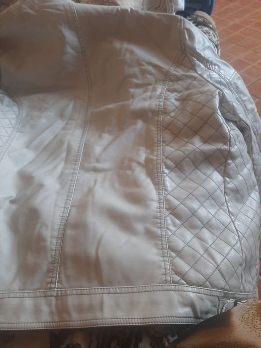 Продам шкіряну куртку молочного кольору