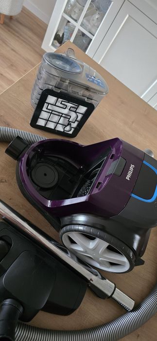 Mocny bezworkowy odkurzacz PHILIPS PowerPro Compact o mocy 1800W.