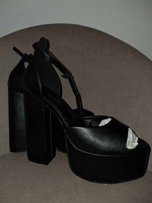 Sandały czarne na słupku i platformie (40)