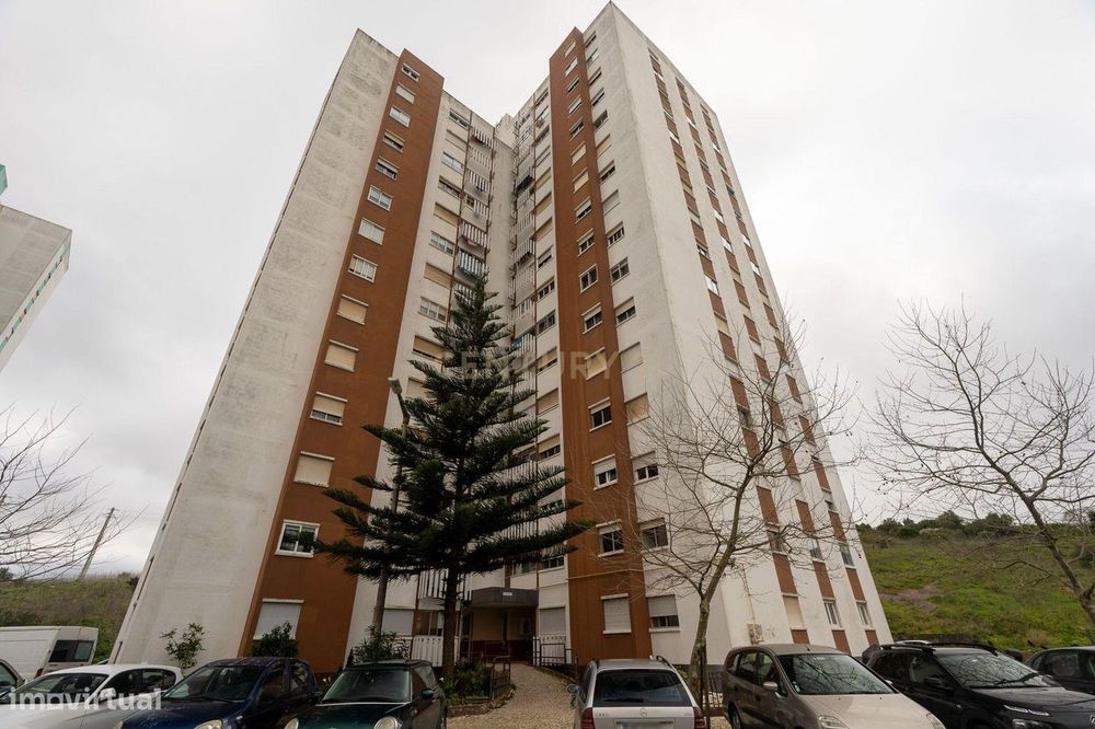 Apartamento de tipologia T3, com arrecadação, localizado nas torres da — Santo António Dos Cavaleiros E Frielas, Lisboa