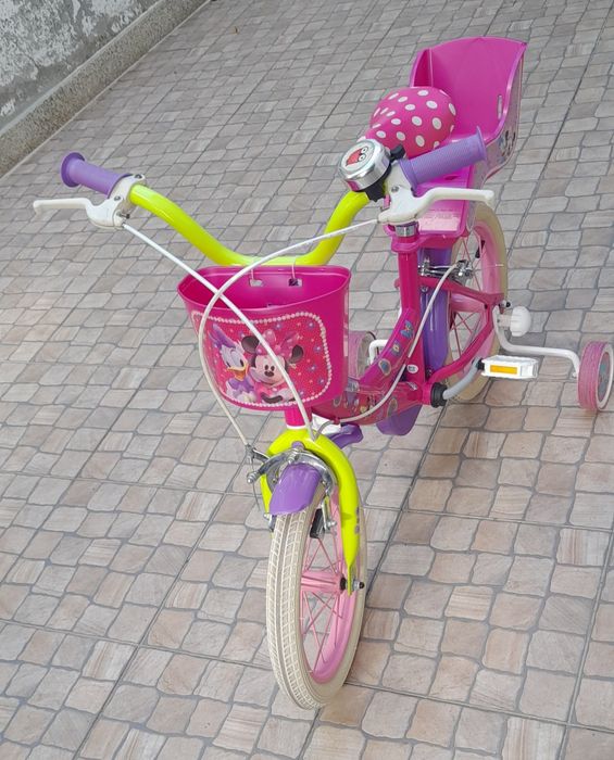 Bicicleta de criança. Primeiras pedaladas.