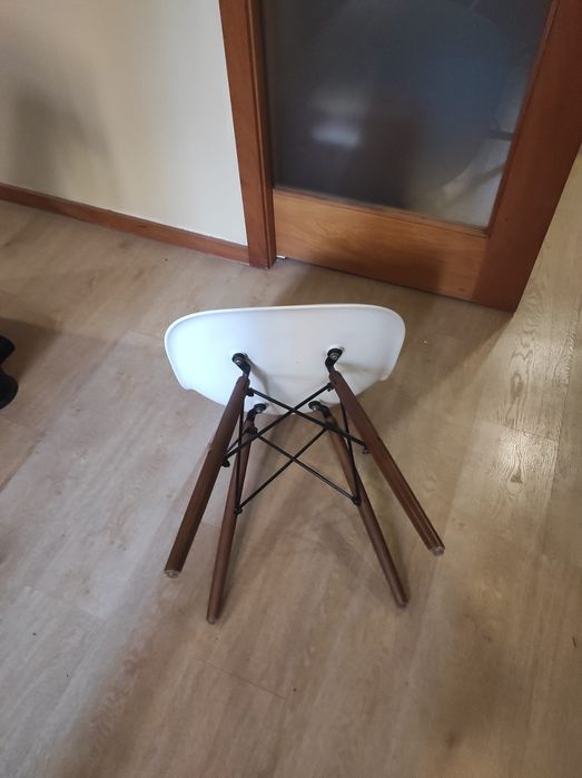 Cadeira branca 4 pés