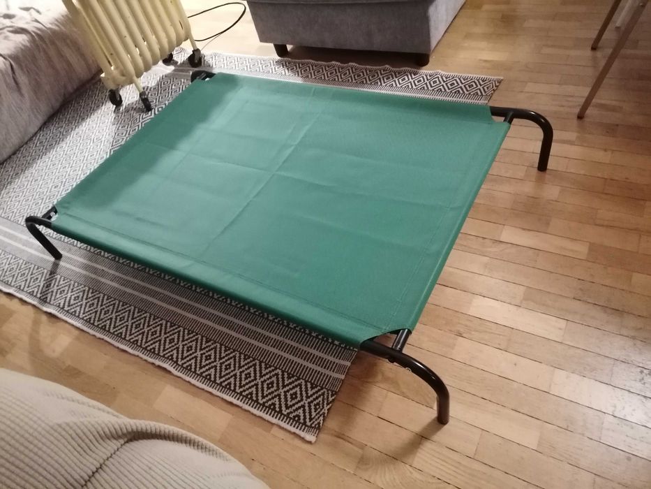 Cama elevada refrescante para animais de estimação, Verde, Grande.Amazon Basics .