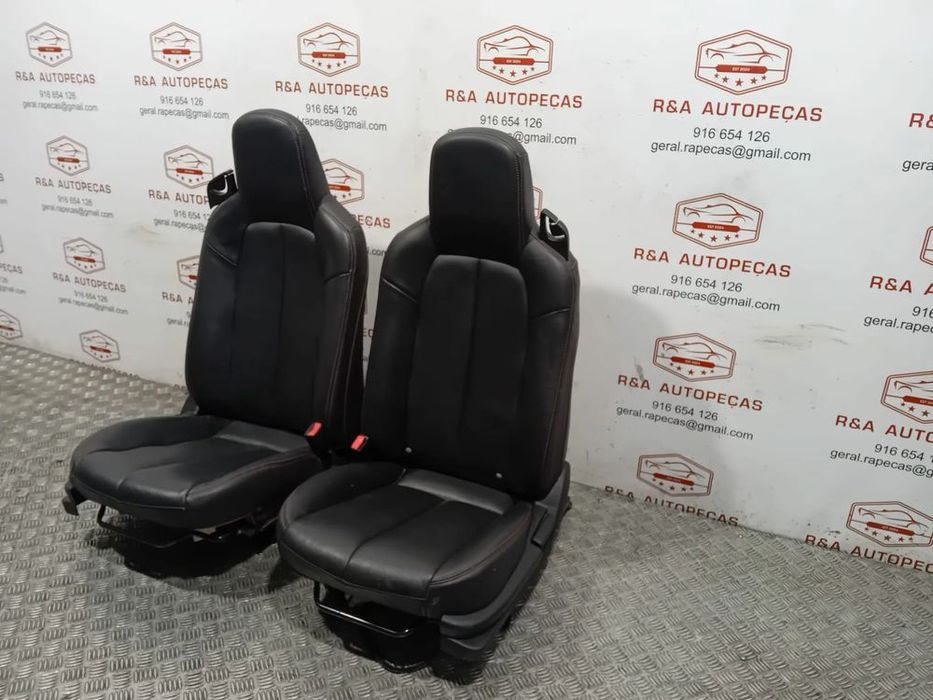 Conjunto de Bancos Mazda MX-5 NC em Pele Original