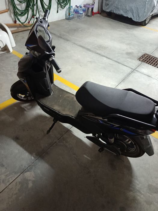 Vendo secuter eletrica com cerca de 2000km0 km  mas com as baterias avariadas