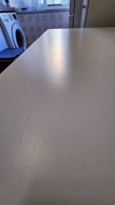Mesa IKEA VIHALS Branca 125x74, marcas de uso