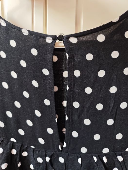 Czarna w kropki sukienka r.S