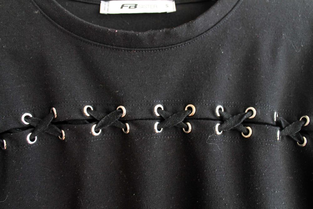 czarna bluza bluzka z ozdobnym wiązaniem z przodu