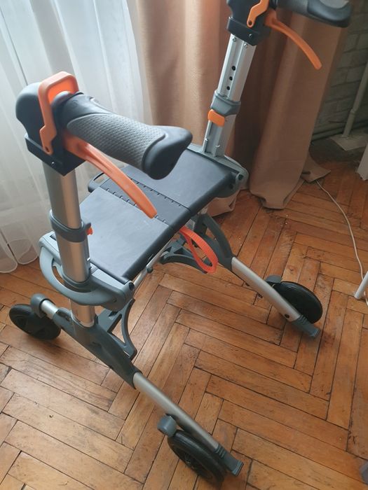 Ходунки-ролатор для інвалідів або реабілітації