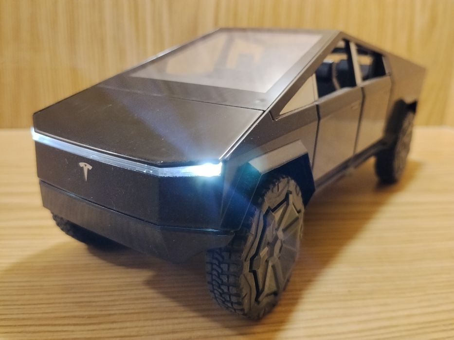 Модель Tesla Cybertruck 1:24 Автопром металл свет звук инерция Тесла