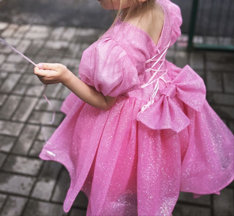 Платье розовое блестящее